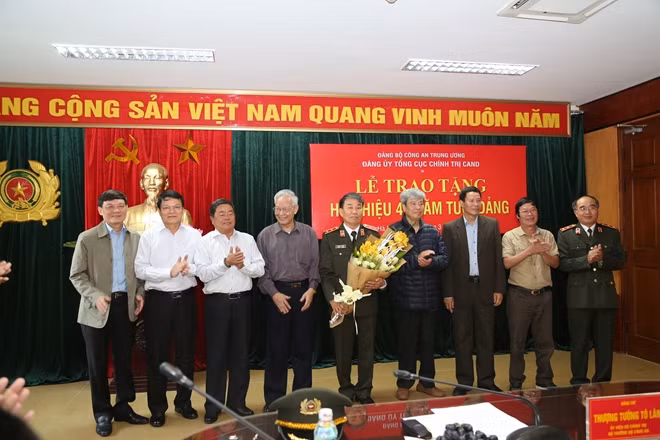 Các đồng chí nguyên lãnh đạo Tổng cục Chính trị CAND tặng hoa chúc mừng Trung tướng Trần Bá Thiều