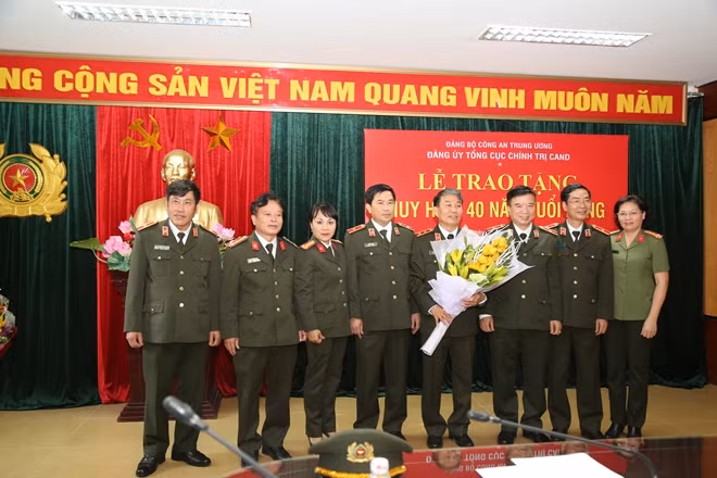 Các đồng chí lãnh đạo đại diện các đơn vị trong Tổng cục Chính trị CAND tặng hoa chúc mừng Trung tướng Trần Bá Thiều
