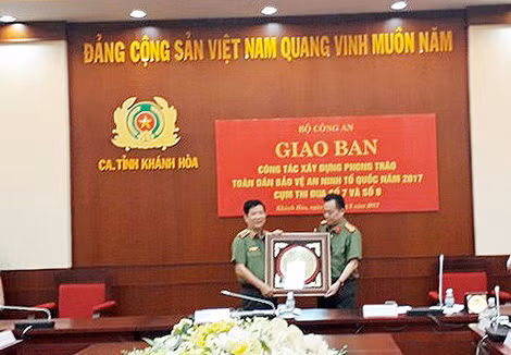 Thứ trưởng Nguyễn Văn Sơn tặng quà lưu niệm Công an tỉnh Khánh Hòa.