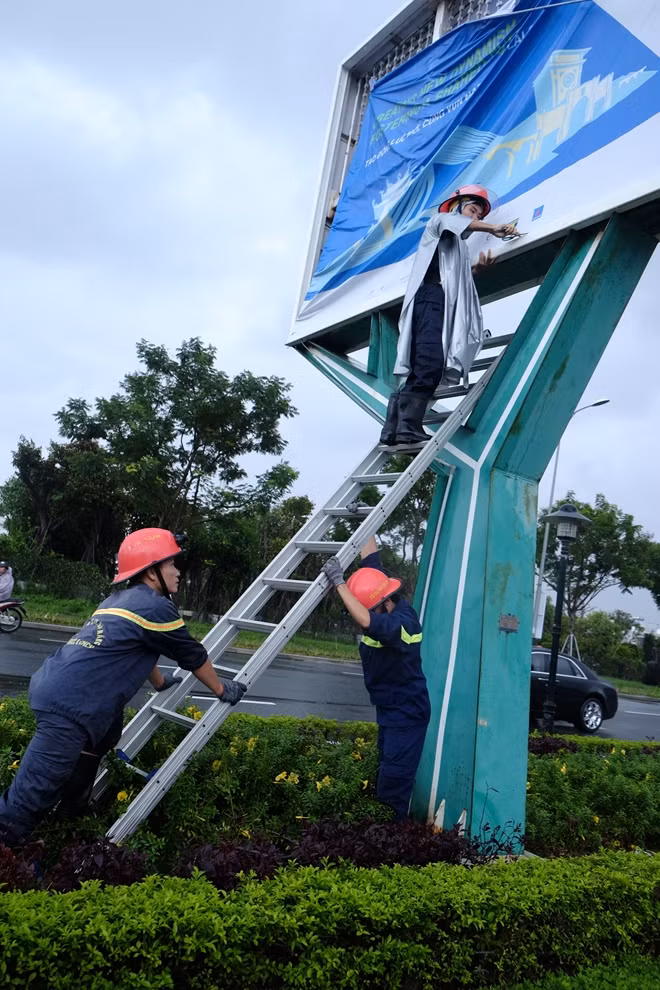 Cảnh sát PCCC TP Đà Nẵng sửa chữa, di dời các biển hiệu bị bão làm gẫy đổ