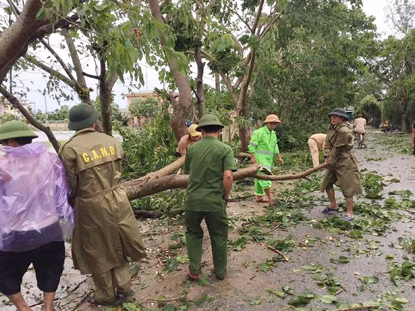 Cán bộ chiến sĩ Công an tỉnh Hà Tĩnh xuống địa bàn giúp dân khắc phục hậu quả cơn bão số 2