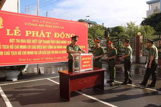 Công an tỉnh Sơn La quyên góp ủng hộ đồng bào bị thiệt hại do lũ lụt. Ảnh: Minh Phong