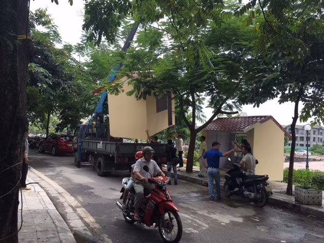 Tháo dỡ ki ốt xây dựng lấn chiếm bên vỉa hè phố Trịnh Công Sơn