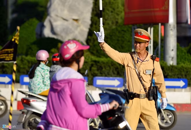 Lực lượng CSGT căng mình điều tiết giao thông giữa trời nắng nóng. Ảnh: zing.vn