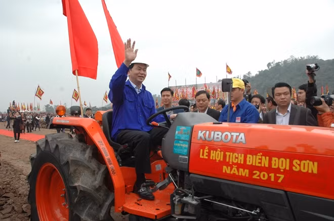 Chủ tịch nước lái máy cày khai mạc Ngày hội xuống đồng.