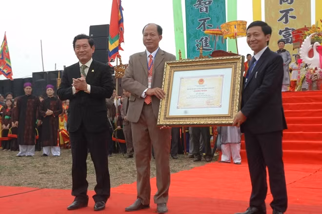 Bộ trưởng Bộ Văn Hóa Huỳnh Vĩnh Ái trao bằng công nhận Di sản văn hóa phi vật thể cho Lễ hội tịch điền.