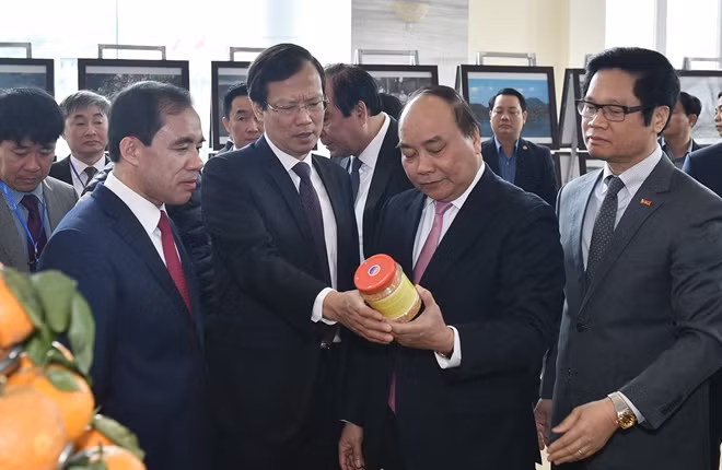Thủ tướng Nguyễn Xuân Phúc tham quan sản phẩm nông sản Tuyên Quang
