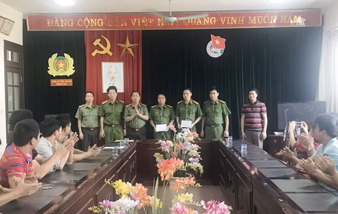 Ban giám đốc Công an tỉnh Lào Cai trao thưởng cho các cá nhân.