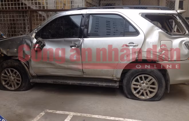Mặc dù bị bắn xịt lốp nhưng đối tượng vẫn phóng xe điên cuồng hơn 20km trước khi bị chèn lật vệ đường.