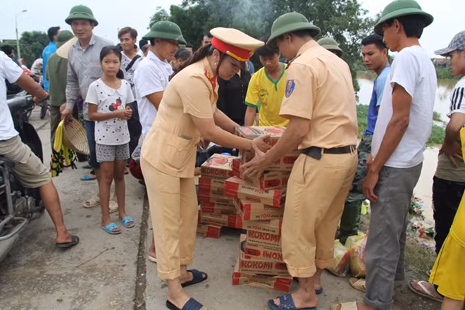 CSGT Thanh Hóa tặng quà bà con vùng lũ