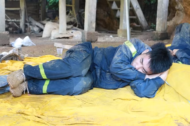 Một chiến sĩ Cảnh sát PCCC mệt mỏi sau một đêm thức trắng tham gia cứu nạn, cứu hộ tại hiện trường