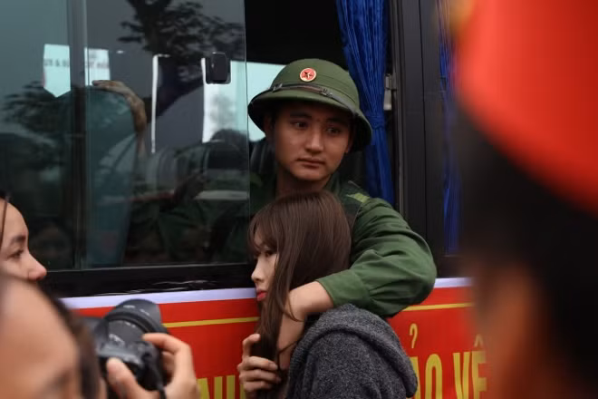 Giây phút bịn rịn, cô bạn gái không muốn tạm biệt người yêu