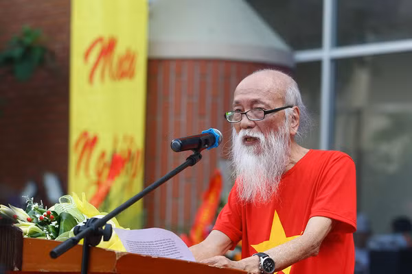 PGS Văn Như Cương luôn có những lời dặn dò tâm huyết với học trò PGS Văn Như Cương luôn có những lời dặn dò tâm huyết với học trò