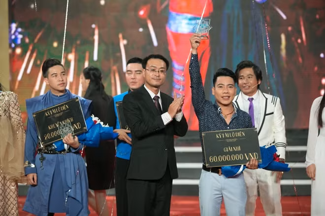 Ban tổ chức trao giải Á quân cho nghệ sĩ xiếc Bá Đức
