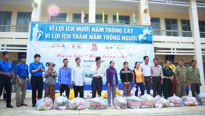 Đoàn trao quà cho các gia đình có hoàn cảnh khó khăn và các em nhỏ