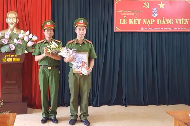Thiếu úy Đoàn Thanh Tùng (phải) trong Lễ kết nạp đảng.