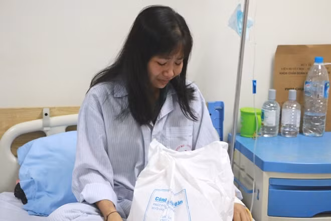 Một bệnh nhân xúc động sau khi được Thiếu tướng Phạm Văn Miên và GS Nguyễn Anh Trí động viên thăm hỏi.