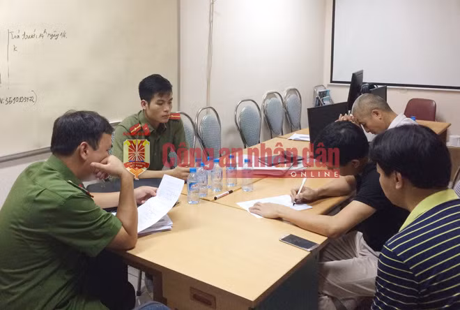 Cán bộ Công an chia sẻ, động viên nỗi mất mát của gia đình bệnh nhân.