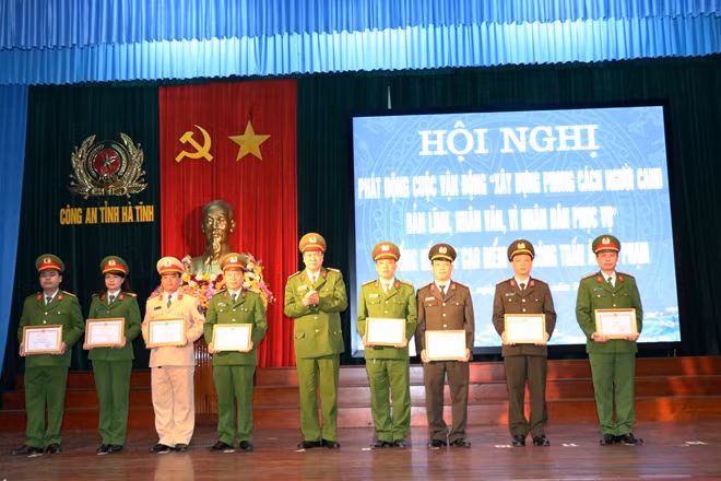 Đại tá Bùi Công Quang - Phó giám đốc Công an tỉnh Hà Tĩnh trao giấy khen cho các tập thể, cá nhân.