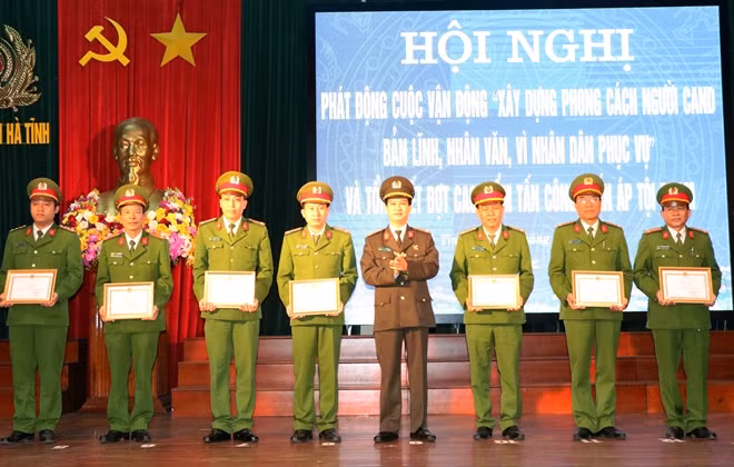 Đại tá Lê Văn Sao - Giám đốc Công an tỉnh Hà Tĩnh trao giấy khen cho các tập thể, cá nhân.
