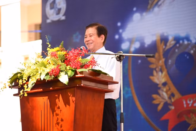 Nguyên Chủ tịch nước Nguyễn Minh Triết phát biểu tại Lễ khai giảng