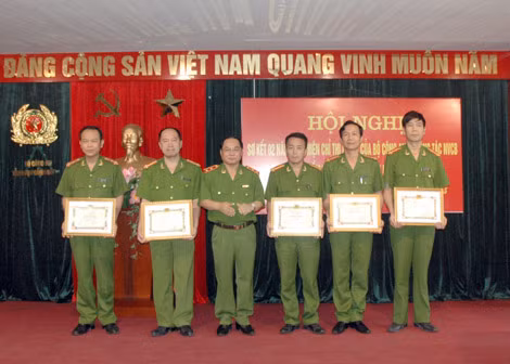 Trung tướng Đồng Đại Lộc, Phó tổng cục trưởng Tổng cục Cảnh sát tặng Bằng khen cho các đơn vị có thành tích xuất sắc thực hiện Chỉ thị 02 của Bộ trưởng Bộ Công an về công tác NVCB.