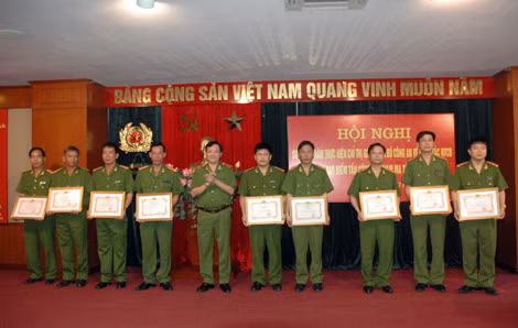 Thiếu tướng Nguyễn Anh Tuấn, Cục trưởng Cục C 47 tặng giấy khen cho 9 tập thể vì đã lập thành tích xuất sắc, trong 2 năm thực hiện công tác NVCB, góp phần đảm bảo an ninh chính trị và trật tự an toàn xã hội.