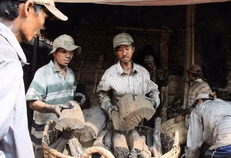 Người lao động làm việc tại các lò hầm than bị ảnh hưởng rất nhiều đến sức khỏe.