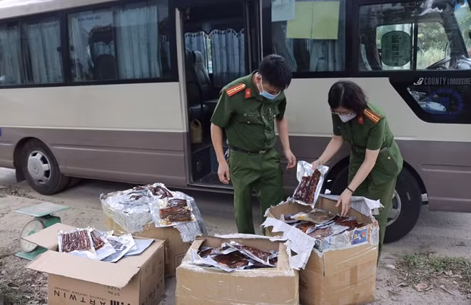Lực lượng chức năng kiểm tra các thùng hàng chứa sản phẩm động vật đã qua chế biến gồm lạp sườn, ba chỉ lợn hun khói.