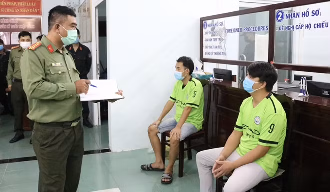 Cán bộ Phòng Quản lý xuất nhập cảnh lấy thông tin các đối tượng trước khi làm thủ tục trục xuất.