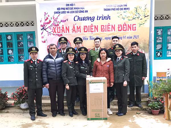 Trao quà tại điểm trường Tào Xa.