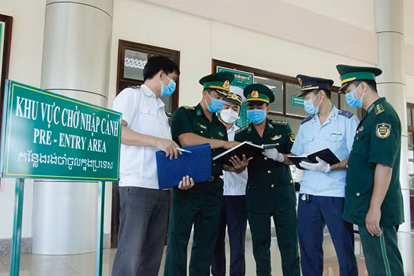 Nhân viên hải quan Đồn Biên phòng cửa khẩu quốc tế Hoa Lư, huyện Lộc Ninh, tỉnh Bình Phước hội ý công việc tại nơi làm việc. Nhân viên hải quan Đồn Biên phòng cửa khẩu quốc tế Hoa Lư, huyện Lộc Ninh, tỉnh Bình Phước hội ý công việc tại nơi làm việc.
