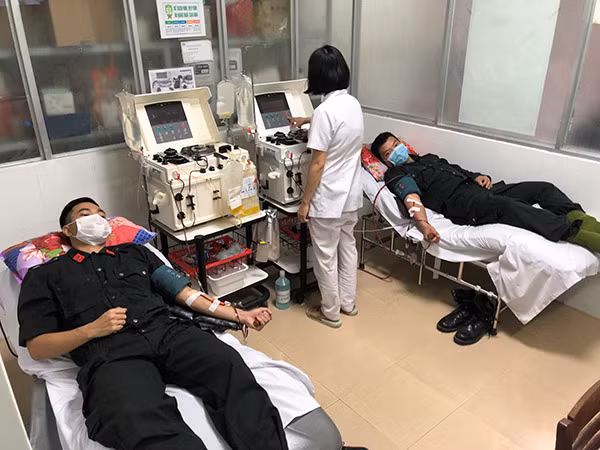 Cán bộ, chiến sĩ Cảnh sát Cơ động hiến tiểu cầu cứu người bệnh ngày mùng 2 Tết Tân Sửu.