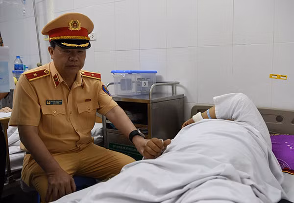 Cục trưởng Cục CSGT động viên đồng chí Nguyễn Tuấn Anh. Cục trưởng Cục CSGT động viên đồng chí Nguyễn Tuấn Anh.