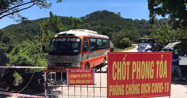 Số xe buýt được trưng dụng làm nơi chốt và nghỉ ngơi cho lực lượng làm nhiệm vụ.