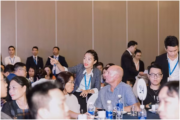 Chuyên viên kinh doanh Đất Xanh Miền Trung tư vấn cho một khách hàng chọn lựa căn shophouse ưng ý nhất tại Regal Pavillon.
