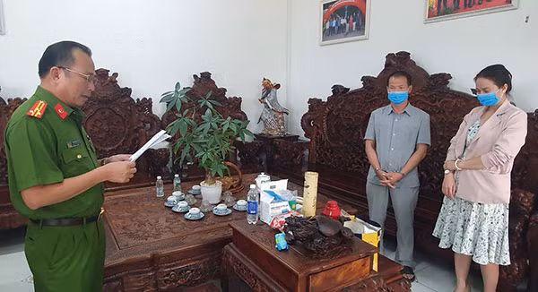 Cơ quan điều tra đọc lệnh khám xét nơi ở và làm việc đối Nguyễn Chu Sâm.