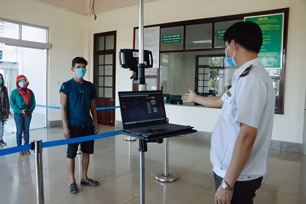 Nhân viên hải quan Đồn Biên phòng cửa khẩu quốc tế Hoa Lư, huyện Lộc Ninh, tỉnh Bình Phước kiểm tra, rà soát người từ biên giới Campuchia vào Việt Nam. Nhân viên hải quan Đồn Biên phòng cửa khẩu quốc tế Hoa Lư, huyện Lộc Ninh, tỉnh Bình Phước kiểm tra, rà soát người từ biên giới Campuchia vào Việt Nam.