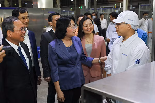 Phó Chủ tịch nước hỏi thăm đời sống và công việc của công nhân nhà máy những ngày giáp Tết.