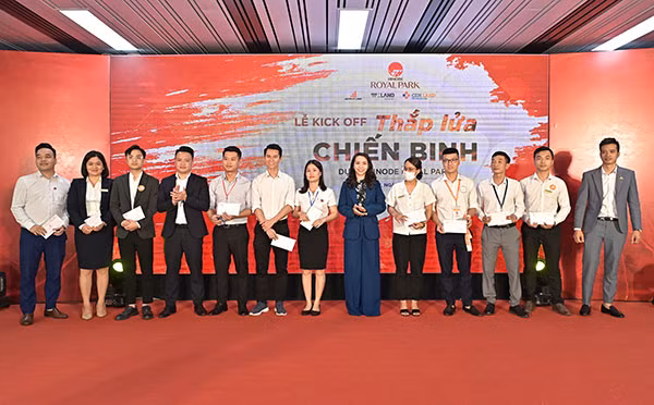 Vinh danh và trao thưởng cho các chuyên viên kinh doanh. Vinh danh và trao thưởng cho các chuyên viên kinh doanh.
