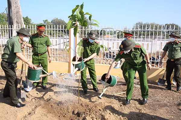 Thứ trưởng Lê Quốc Hùng tham gia Lễ trồng cây đời đời nhớ ơn Bác Hồ Trại giam Xuyên Mộc.