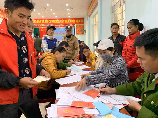 Tổ công tác xuống tận cơ sở bản làng để làm sổ hộ khẩu, thẻ căn cước công dân cho bà con.