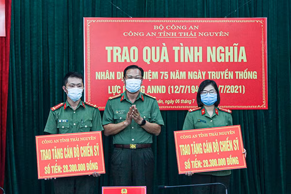 Đại tá Đặng Văn Khoa – Phó Giám đốc Công an tỉnh Thái Nguyên trao tượng trưng số tiền cho 2 cán bộ, chiến sĩ có hoàn cảnh khó khăn. Đại tá Đặng Văn Khoa – Phó Giám đốc Công an tỉnh Thái Nguyên trao tượng trưng số tiền cho 2 cán bộ, chiến sĩ có hoàn cảnh khó khăn.
