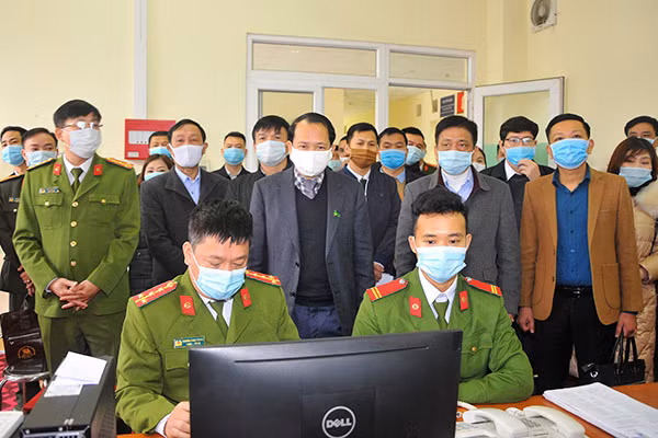 Các đại biểu chứng kiến vận hành, thử nghiệm hệ thống báo cháy thông minh. Các đại biểu chứng kiến vận hành, thử nghiệm hệ thống báo cháy thông minh.
