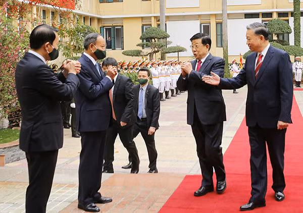 Bộ trưởng Tô Lâm, Bộ trưởng Triệu Khắc Chí và lãnh đạo Bộ Công an Việt Nam.