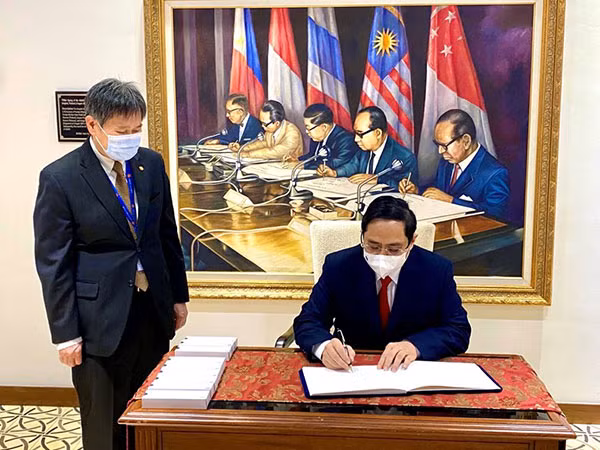 Thủ tướng Phạm Minh Chính ký sổ lưu niệm tại trụ sở Ban Thư ký ASEAN.