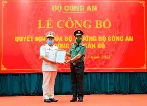 Thứ trưởng Lê Tấn Tới trao quyết định bổ nhiệm đối với Đại tá Phạm Đăng Khoa.