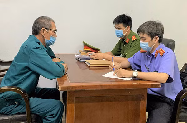 Bùi Văn Cử tại cơ quan Công an. Bùi Văn Cử tại cơ quan Công an.