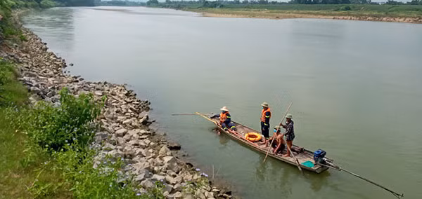 Lực lượng chức năng tìm kiếm thi thể nạn nhân. Lực lượng chức năng tìm kiếm thi thể nạn nhân.