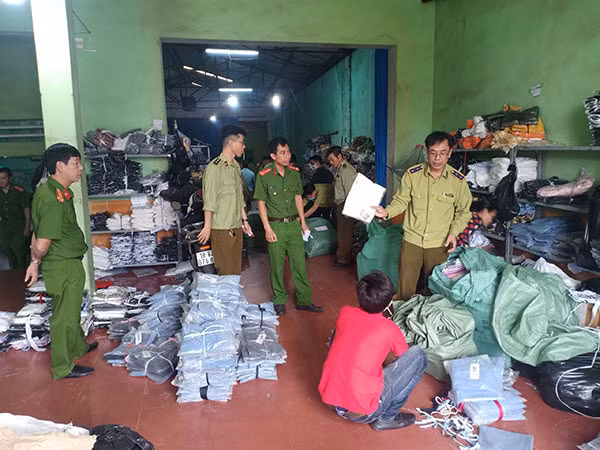 Phát hiện, thu giữ sản phẩm quần áo các loại tại kho hàng ở ga Đặng Xá, huyện Mỹ Lộc.
